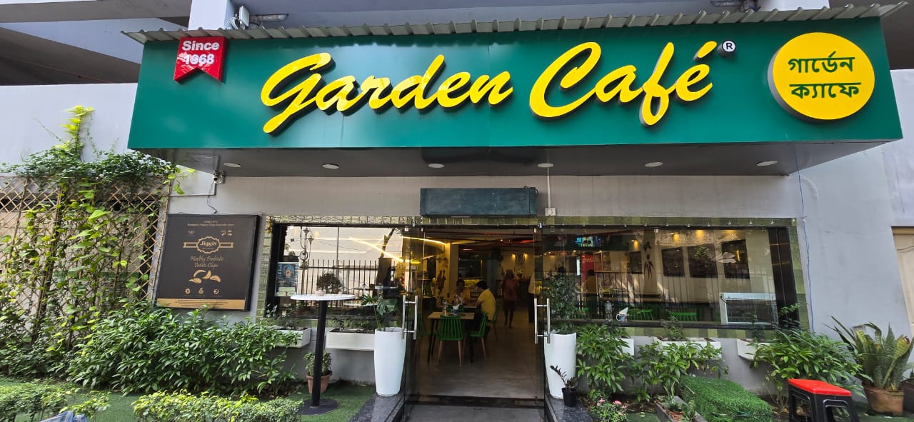 At Garden Caf&eacute;: A Day for the Woman Who Makes Every Day Special